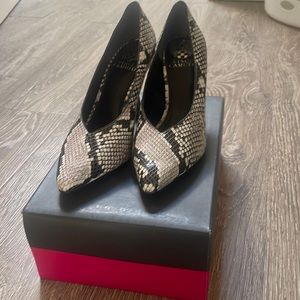 Vince camuto New Black white glossy Peyton heals. Like leopard leather